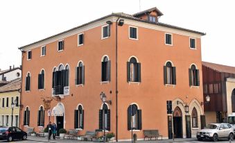 Hotel Ristorante Cinque Colonne - Housity