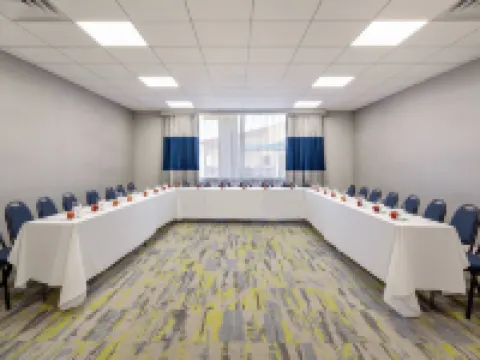 Holiday Inn & Suites 代託納比奇上的海洋 代託納海灘酒店