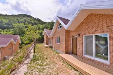 Gokseong Joeunsesang Resort Glamping Pension Отели рядом с достопримечательностью «Gajeong-Yeog»
