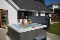 Oaktree Lodge - Luxury Cottage, Hot Tub, Sea Views