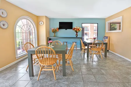 Super 8 by Wyndham Acworth/Atlanta Area Отели рядом с достопримечательностью «Дарр Филд»