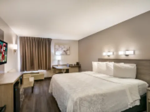 Red Roof Plus+ Boston - Logan Hotels in Essex County