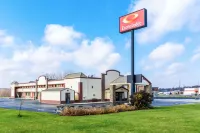 Econo Lodge Hotels in Cloverdale
