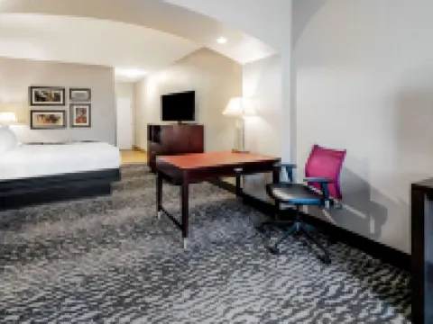 La Quinta Inn & Suites by Wyndham DFW Airport West - Bedford Hotels in Bedford