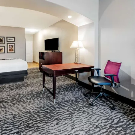 La Quinta Inn & Suites by Wyndham DFW Airport West - Bedford