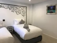 White House Hotels near Big C Market