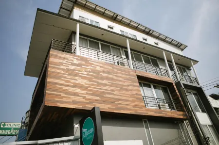 Full Stop. Hostel Chiang Mai Отели рядом с достопримечательностью «Wat Si Bunruang»