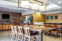 Comfort Inn & Suites Near Kino Sports Complex - breakfast