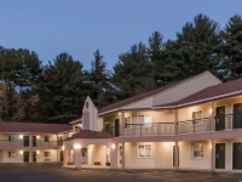 Howard Johnson by Wyndham Lenox Hotels in Lenox