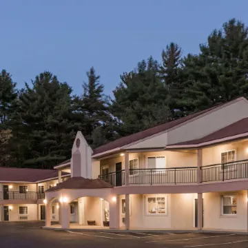 Howard Johnson by Wyndham Lenox