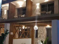 อากอราสทอส ลักซูรี่ ลิฟวิ่ง โรงแรมในพลาทามอน