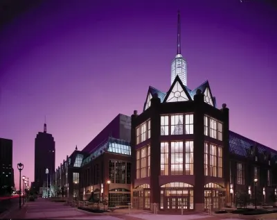DoubleTree by Hilton Hotel Milwaukee Downtown Hotels near Veterans Park