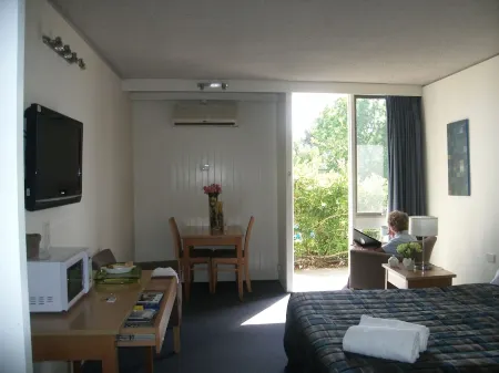 Parkwood Motel & Apartments