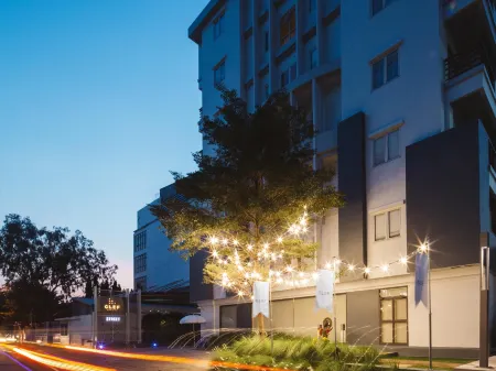 Clef Hotel Отели рядом с достопримечательностью «Крокодиловая ферма Самутпракан»