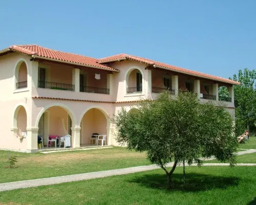 Kamari Apartments Hotels in Thinali