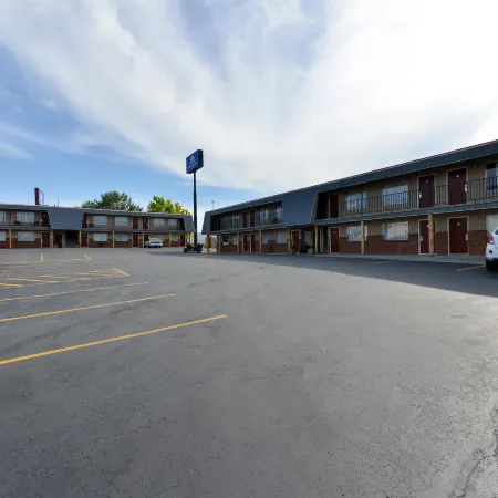 Americas Best Value Inn-Wall