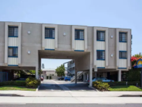 Days Inn by Wyndham Orange Anaheim Hotels in Orange