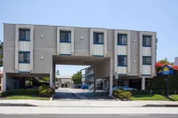 Days Inn by Wyndham Orange Anaheim Hotels in Orange