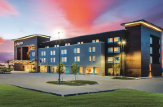 La Quinta Inn & Suites by Wyndham Wichita Northeast Hotels in 