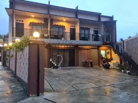 Berkah Khasanah - Syariah Homestay Отели в г. Cikakak