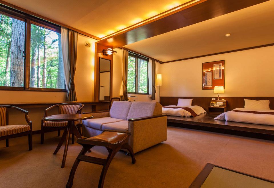 3. 이즈미고 다카야..