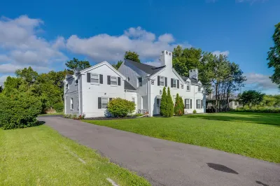 Luxurious Detroit Home - Walk to Golf and Park! Hotel dekat Detroit Station