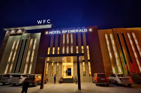 Hotel B P Emerald Отели в г. Ааньор