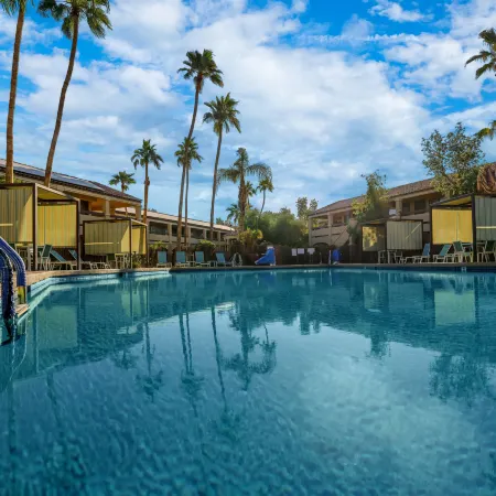 La Fuente Inn & Suites