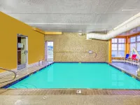Spark by Hilton Portland Airport Maine Mall - Pools