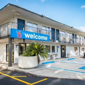 Motel 6 Kissimmee, FL - Orlando Отели рядом с достопримечательностью «Парк аттракционов Олд-Таун»