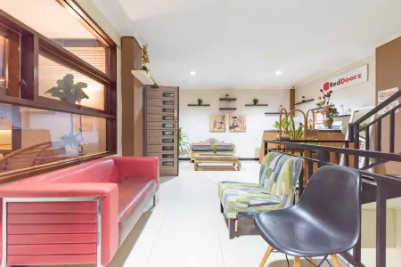 RedDoorz Near Botani Square Mall