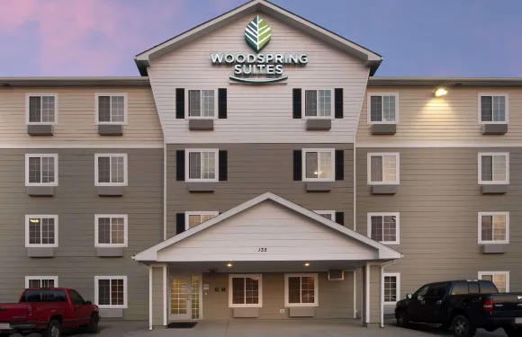 強森市伍德斯普林套房酒店
