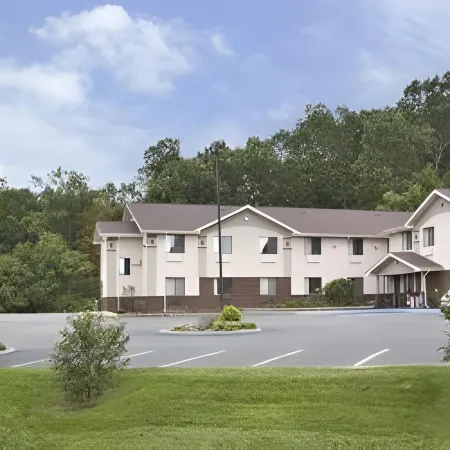 Super 8 by Wyndham Radford VA