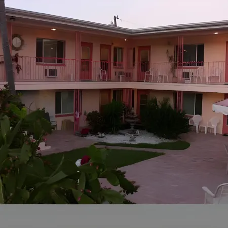 Carlton House Motel and Suites