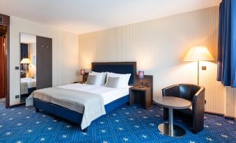 1. Hotel Im..