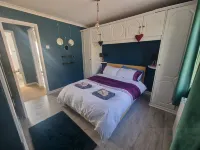2BR-Sleeps4-Balcony-PetsOK-Parking-Ferryside Hotels in Llansteffan