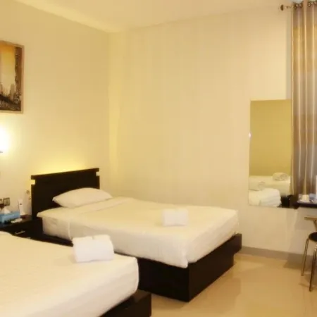 Guardian Family Hotel Отели в г. Соронг