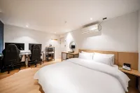 Hound Hotel Gumiin-dong Branch - parking