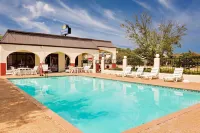 Days Inn & Suites by Wyndham Starkville Hotels in Oktibbeha County