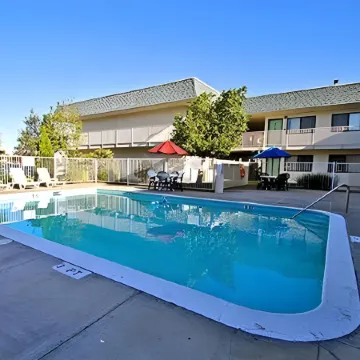 Super 8 by Wyndham Tracy