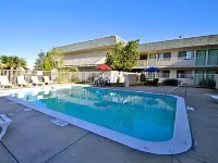 Super 8 by Wyndham Tracy