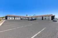 Super 8 by Wyndham Goodyear/Phoenix Area - Parking