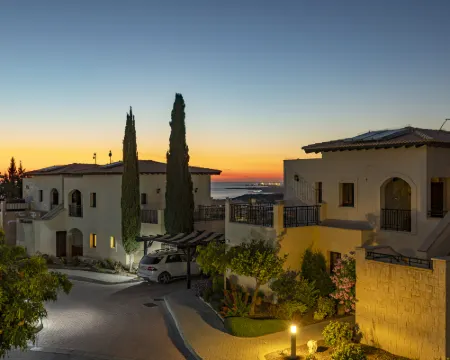 Bright apartment with shared pool in Aphrodite Hills Hotel di Kouklia