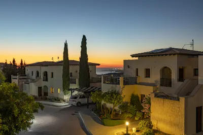 Bright apartment with shared pool in Aphrodite Hills Отели рядом с достопримечательностью «Камень Афродиты»