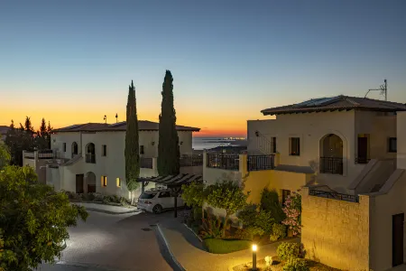 Bright apartment with shared pool in Aphrodite Hills