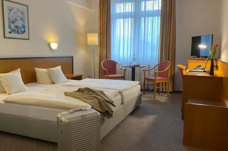 Andersen Hotel Birkenwerder Отели в г. Фельтен
