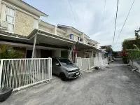 Griya Ngadimulyo Syariah Hotels in Pakuncen