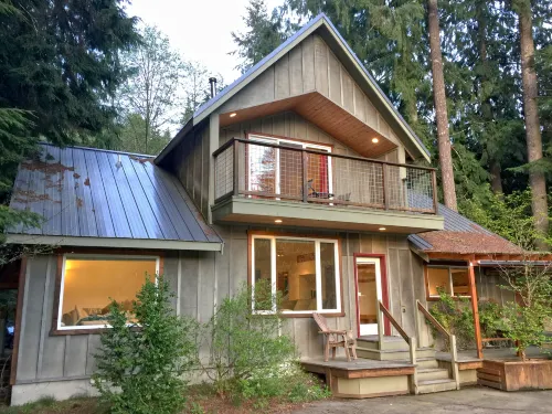 Mt Baker Rim Cabin 70 A pet friendly vacation home with a hot tub and wifi