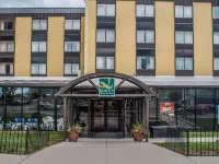 Quality Hotel & Suites at the Falls Hotels near Nikola Tesla Statue