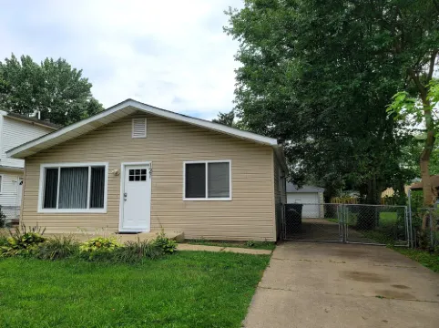 Peaceful and Cozy 3 Bedroom Home Hotels in Ypsilanti